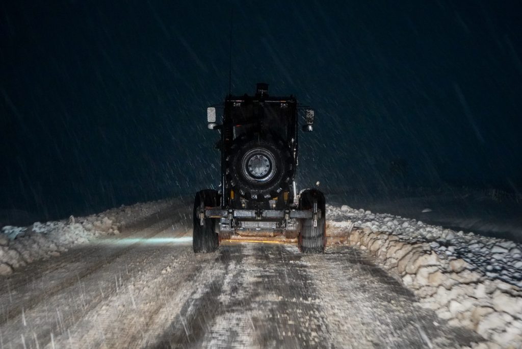 Se refuerzan tareas de limpieza de barro y nieve en calles.