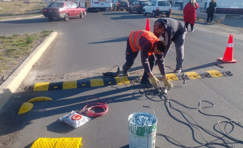 Se instalan reductores en la Avenida Eva Perón de Trelew.