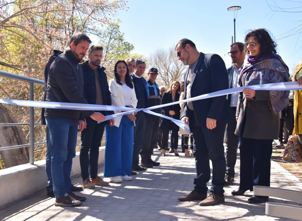 Merino inauguró el Paseo Costero Puente Hendre.