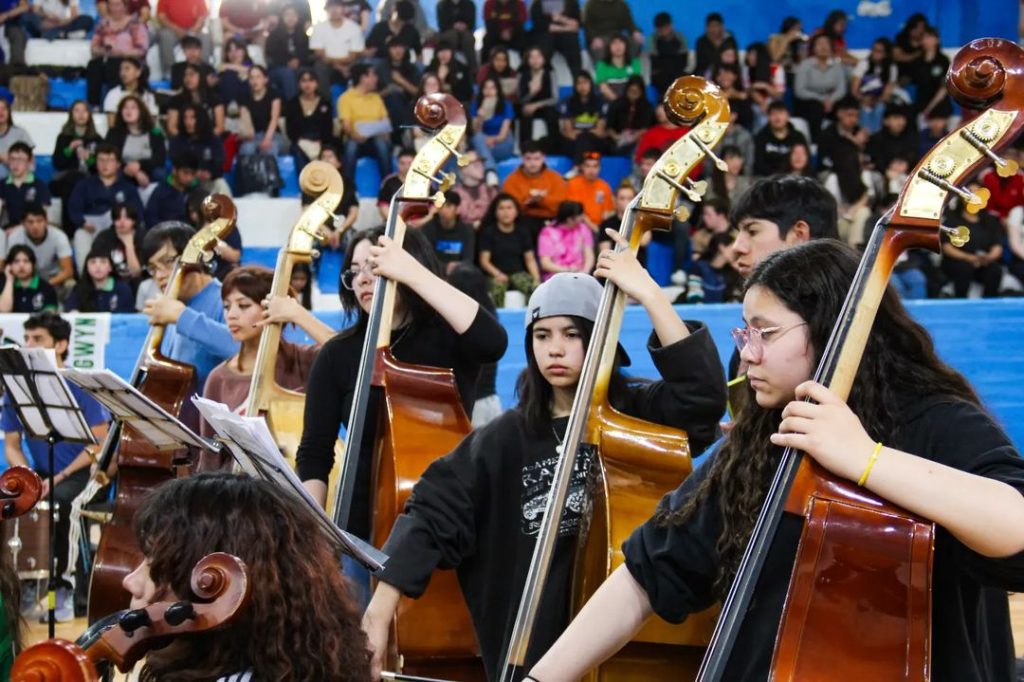 La Orquesta viene realizando ensayos junto a los coros escolares.