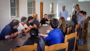 a group of people sitting around a tableProvincia realizó capacitación en comercio exterior para emprendedores.