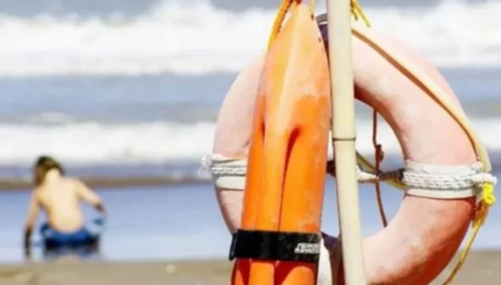 Una mujer fue rescatada al descompensarse en la playa de Puerto Madryn.