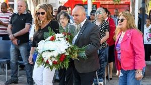 Sastre rindió homenaje a los bomberos caídos con una ofrenda floral.