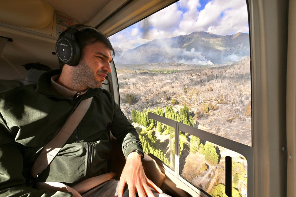 El titular del Ejecutivo viajó a la localidad de Epuyén para recorrer las áreas afectadas.