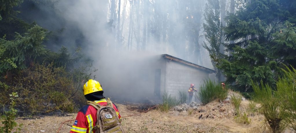 Más de 400 personas y un importante despliegue de medios aéreos participan del operativo coordinado por el Gobierno Provincial para controlar el incendio en la zona de Epuyén.