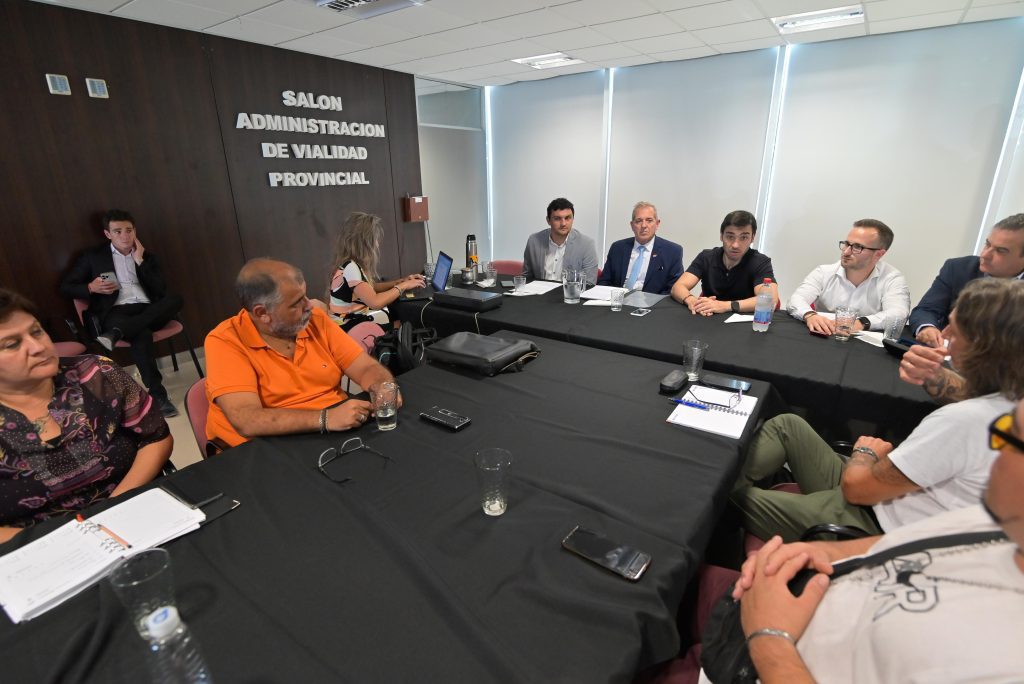 Torres mantuvo reunión paritaria docente y alcanzó acuerdo con varios gremios. No estuvieron ATECH ni SADOP.