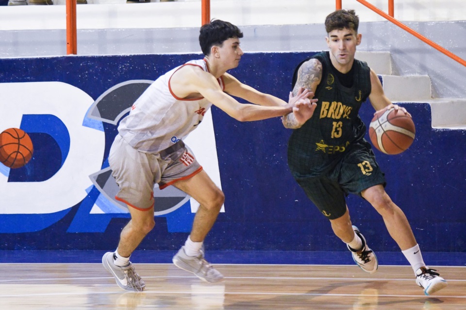 Brown sigue invicto. Le ganó con autoridad a Racing de Trelew.