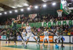 Gimnasia aplastó a Regatas sobre todo con una notoria efectividad en tiros de larga distancia.