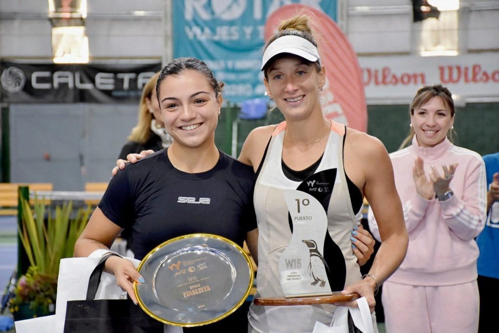 Victoria Bosio (der) fue campeona de uno de los torneos de tenis W15 del 2024. En el otro fue subcampeona.