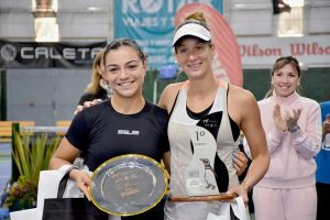 Victoria Bosio (der) fue campeona de uno de los torneos de tenis W15 del 2024. En el otro fue subcampeona.