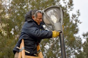 El Municipio de Trelew continúa renovando el sistema lumínico de espacios públicos.