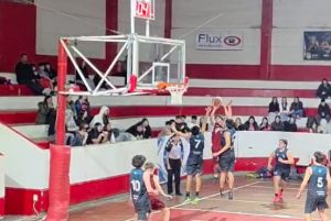 El tiro del final. Emiliano Jones lanza y la pelota ingresó ya con el ruido de la bocina final. Triunfo y pase a la final para Huracán.